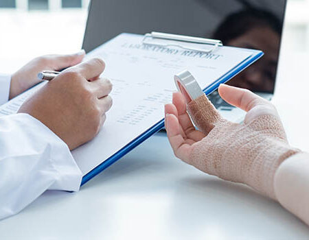 Justin Herbert dei LA Chargers potrebbe saltare le partite dopo un infortunio al secondo dito