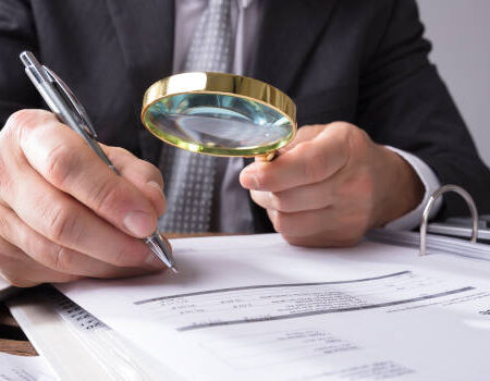 L’amministratore delegato di Crown è sotto inchiesta per aver reintegrato gli utenti rimossi